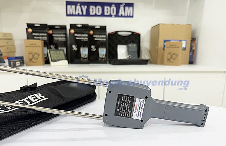 Tay cầm thon gọn, máy có đầy đủ thông tin