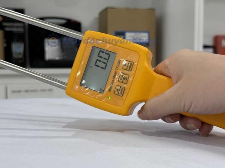 Màn hình hiển thị số và có đèn nền rất dễ đọc Màn hình hiển thị số và có đèn nền rất dễ đọc