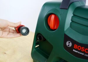 Cút nước vào được tích hợp sẵn bộ lọc cặn, giúp bảo vệ AQT 110 được tốt hơn